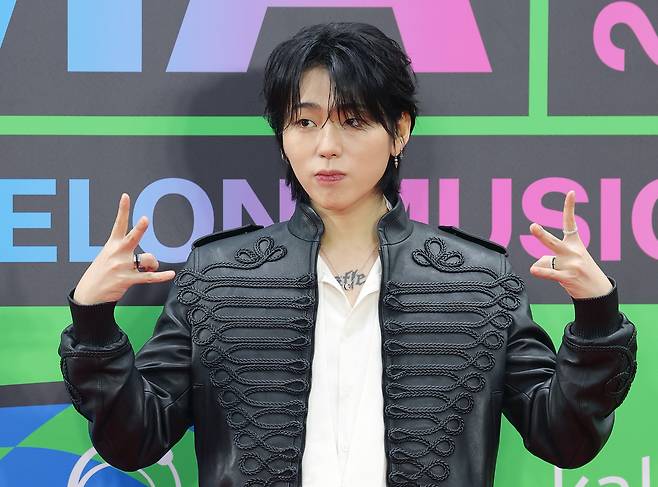 가수 지코(본명 우지호)가 지난달 20일 서울 구로구 고척스카이돔에서 열린 ‘2025 멜론뮤직어워드(MMA2025)’ 레드카펫 행사에서 포즈를 취하고 있다. 뉴스1