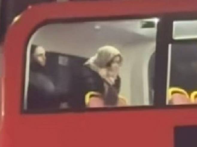 지난달 29일 저녁 무렵 영국 런던의 명물 빨간색 이층버스에서 남녀 한 쌍이 공개적으로 성관계를 하는 모습이 포착돼 시민들의 공분을 자아냈다. 엑스 캡처