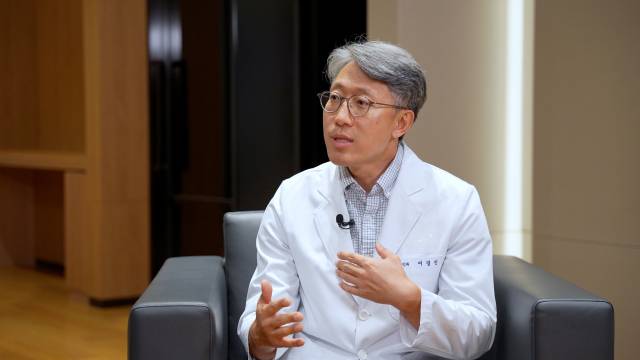 자궁경부암과 자궁내막암은 '부정출혈'이 대표 증상이다. 서울경제TV '지금, 명의'에 출연한 용인세브란스병원 산부인과 어경진 교수는 "부정출혈 증상이 있다면 꼭 검사를 받아봐야 한다"며 "매년 자궁경부 세포검사와 초음파 검사를 받는다면 암 전단계나 조기에 암을 발견할 수 있다"고 말했다.