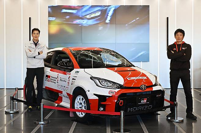 토요타 테크니컬 센터 시모야마에 전시된 테스트 중 파손된 GR 야리스. 사진: 김학수 기자