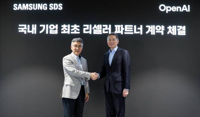 이호준(왼쪽) 삼성SDS 클라우드서비스사업부장과 김경훈 오픈AI 코리아 총괄대표가 지난해 12월 23일 계약 체결 후 기념 촬영하고 있다. 연합뉴스