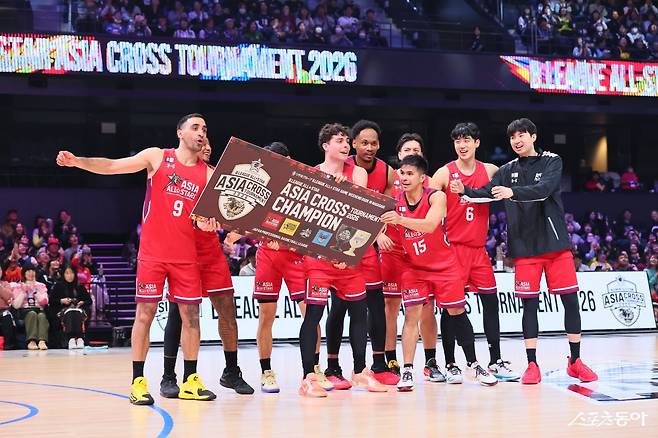 B리그 아시아 올스타팀 선수들이 16일 일본 나가사키 해피니스 아레나에서 열린 아시아 크로스 토너먼트에서 우승을 차지한 뒤 세리머니를 하고 있다. 사진제공｜B리그