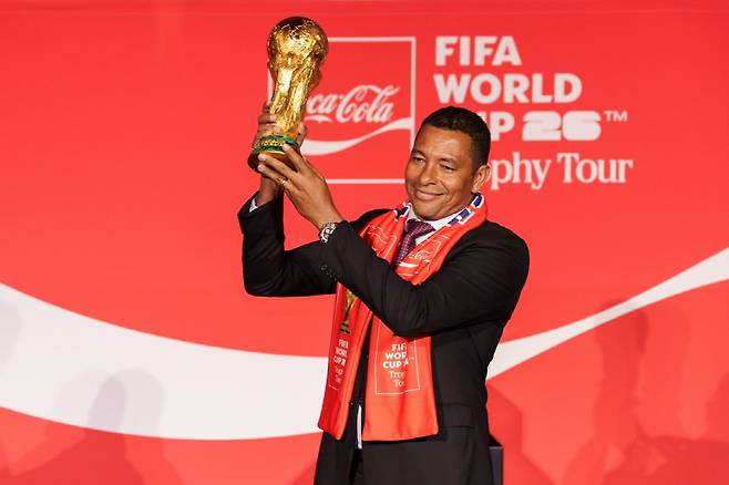 FIFA 레전드이자 전 브라질 축구 국가대표 선수인 지우베르투 시우바가 코카-콜라와 함께하는 'FIFA 월드컵™ 트로피 투어'의 일환으로 16일 서울 CGV용산아이파크몰에서 '오리지널 FIFA 월드컵™ 트로피' 한국 공개 기념 기자간담회에서 환한 금빛 미소와 함께 오리지널 FIFA 월드컵 트로피를 들어 올리는 세레머니를 진행했다. 오리지널 FIFA 월드컵 트로피는 FIFA 월드컵™ 우승 경험이 있는 선수 또는 국가원수만이 직접 만질 수 있다. 시우바는 2002 FIFA 월드컵 한국·일본™ 우승 멤버로, 이날 공식 트로피를 직접 들어보이며 공개 행사의 의미를 더했다. /사진=한국 코카-콜라 제공