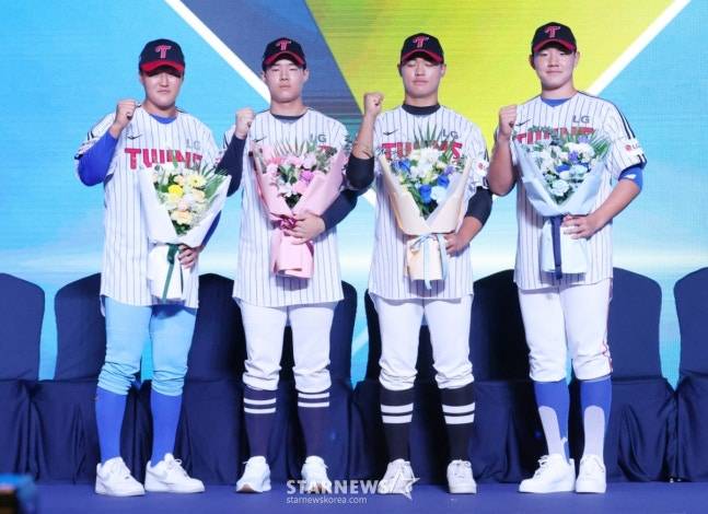 '2026 KBO 신인 드래프트'가 지난해 9월 17일 서울 송파구 롯데호텔 월드 크리스탈볼룸에서 열렸다.  LG에 지명된 강민기(완쪽부터 부산고 포수), 권우준(제물포고 투수), 박준성(인천고 투수), 양우진(경기항공고 투수)이 기념촬영을 하고 있다.