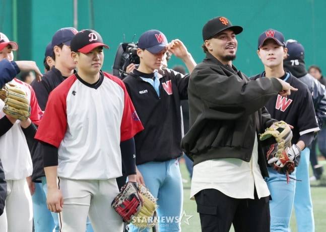 미국 메이저리그 프로야구(MLB) 샌프란시스코 자이언츠가 7일 경기도 이천 LG 챔피언스파크에서 휘문고 및 덕수고 선수 60여 명을 초청해 야구 클리닉을 열었다. 덕수고 엄준상이 아다메스의 지도하에 수비 훈련을 받고 있다. 이날 행사에는 래리 베어 회장, 버스터 포지 사장, 토니 바이텔로 감독, 이정후, 윌리 아다메스, 황재균 등이 참석했다. /사진=김진경 대기자