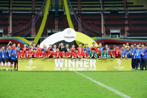 김상식 감독의 베트남 U22 대표팀이 SEA 게임 남자 축구 우승 후 기념 사진을 찍고 있다. /사진=베트남축구연맹(VFF) 홈페이지 갈무리