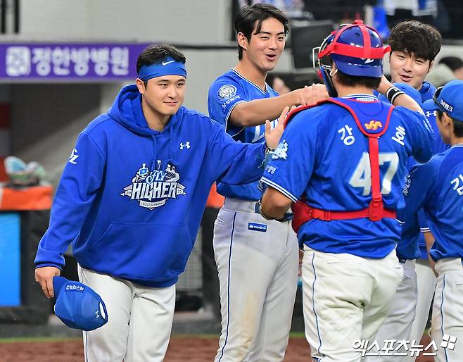 19일 오후 대전한화생명볼파크에서 열린 '2025 신한 SOL Bank KBO 포스트시즌' 삼성 라이온즈와 한화 이글스의 플레이오프 2차전 경기, 삼성이 선발투수 최원태의 7이닝 1실점 완벽투에 힘입어 한화에게 7:3의 스코어로 승리하며 시리즈 전적 1승1패로 균형을 맞췄다.  이날 경기에서 승리한 삼성 선수들이 기뻐하고 있다. 엑스포츠뉴스 DB