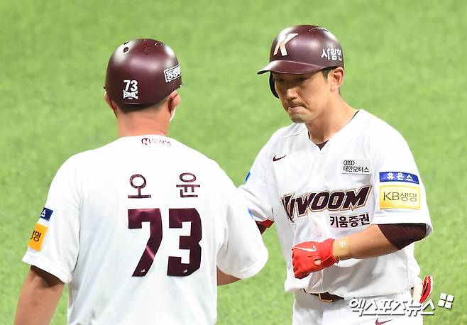 키움 히어로즈가 내야수 서건창과 연봉 1억2000만원에 선수 계약을 체결했다. 이번 계약으로 서건창은 2021년 이후 5년 만에 히어로즈 유니폼을 다시 입게 됐다. 키움은 히어로즈의 문화와 시스템을 잘 이해하고 있는 서건창이 이번 겨울을 잘 준비하면 경쟁력을 보여줄 것으로 기대하고 있다. 엑스포츠뉴스 DB