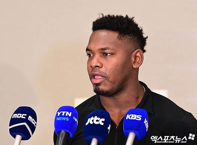 프로야구 한화 이글스의 베네수엘라 출신 외국인 선수 요나단 페라자와 윌켈 에르난데스가 16일 오후 인천국제공항을 통해 입국했다.   페라자가 입국장에서 취재진과 인터뷰를 나누고 있다. 인천공항, 박지영 기자