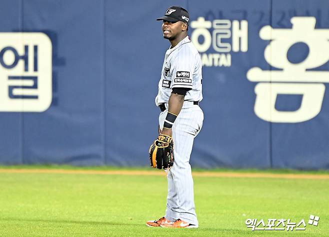 11일 오후 서울 송파구 잠실야구장에서 열린 '2024 신한 SOL Bank KBO리그' 한화 이글스와 두산 베어스의 경기, 6회말 1사 한화 페라자가 두산 허경민의 플라이 타구때 포구 실책한 후 아쉬워하고 있다. 엑스포츠뉴스 DB