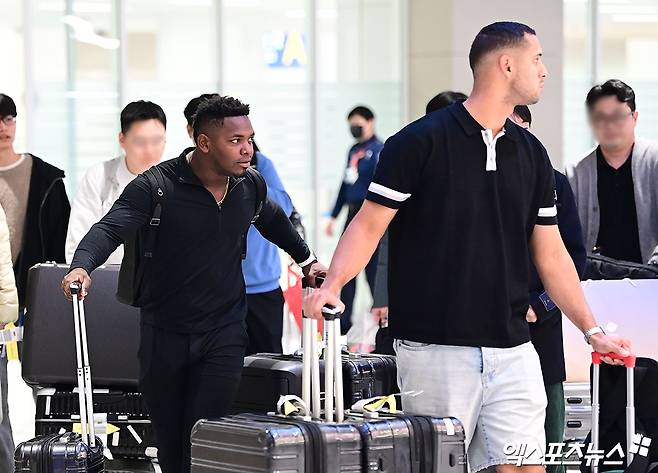 프로야구 한화 이글스의 베네수엘라 출신 외국인 선수 요나단 페라자와 윌켈 에르난데스가 16일 오후 인천국제공항을 통해 입국했다.   에르난데스와 페라자가 입국장을 나서고 있다. 인천공항, 박지영 기자