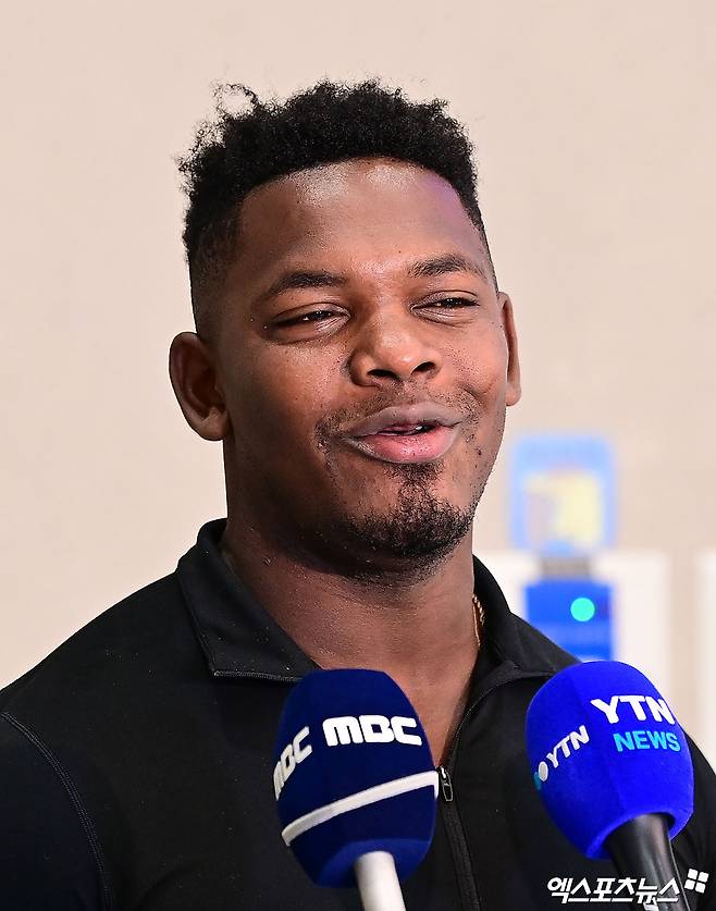 프로야구 한화 이글스의 베네수엘라 출신 외국인 선수 요나단 페라자와 윌켈 에르난데스가 16일 오후 인천국제공항을 통해 입국했다.   페라자가 입국장에서 취재진과 인터뷰를 나누고 있다. 인천공항, 박지영 기자