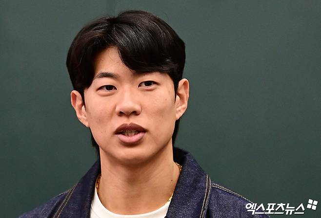 미국프로야구 메이저리그(MLB) 샌디에이고 파드리스와 4년 계약을 맺은 송성문이 지난달 23일 오전 인천국제공항을 통해 귀국했다. 송성문이 입국장에서 취재진과 인터뷰를 나누고 있다. 엑스포츠뉴스 DB