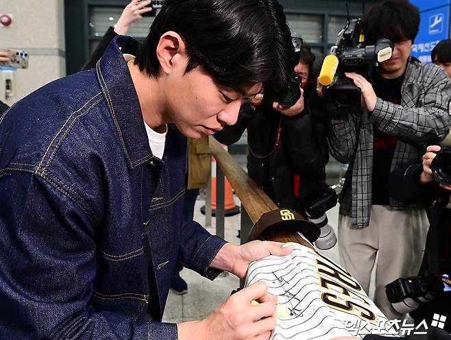미국프로야구 메이저리그(MLB) 샌디에이고 파드리스와 4년 계약을 맺은 송성문이 지난달 23일 오전 인천국제공항을 통해 귀국했다. 송성문이 팬들의 사인 요청에 응하고 있다. 엑스포츠뉴스 DB
