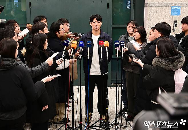 미국프로야구 메이저리그(MLB) 샌디에이고 파드리스와 4년 계약을 맺은 송성문이 지난달 23일 오전 인천국제공항을 통해 귀국했다. 송성문이 입국장에서 취재진과 인터뷰를 나누고 있다. 엑스포츠뉴스 DB