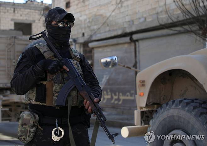 SDF 대원 (데이르하페르 로이터=연합뉴스) 16일(현지시간) 시리아의 쿠르드족 주축 무장조직 SDF의 한 대원. 2026.1.17 photo@yna.co.kr