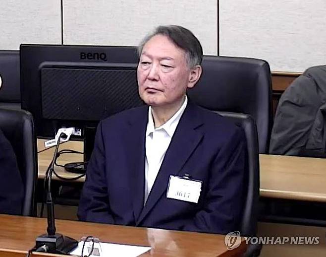 尹계엄 첫단죄 체포방해 징역 5년…"법치훼손·경호처 사병화" (서울=연합뉴스) 윤석열 전 대통령이 16일 서울 서초구 서울중앙지방법원에서 열린 특수공무집행방해, 범인도피교사, 직권남용 권리행사방해 혐의 등 사건에 대한 1심 선고 공판에 출석해 피고인석에 앉아 있다. 윤 전 대통령은 이날 징역 5년을 선고받았다. 2026.1.16 [서울중앙지법 제공. 재판매 및 DB 금지] photo@yna.co.kr