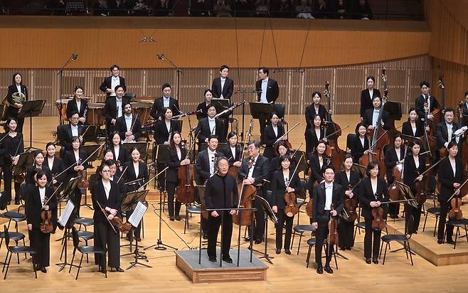 객석에 인사하는 정명훈 (서울=연합뉴스) 임순현 기자 = 정명훈 KBS교향악단 신임 음악감독이 16일 서울 롯데콘서트홀에서 열린 취임 후 첫 정기연주회를 마치고 객석에 인사하고 있다. 2026.01.16 hyun@yna.co.kr