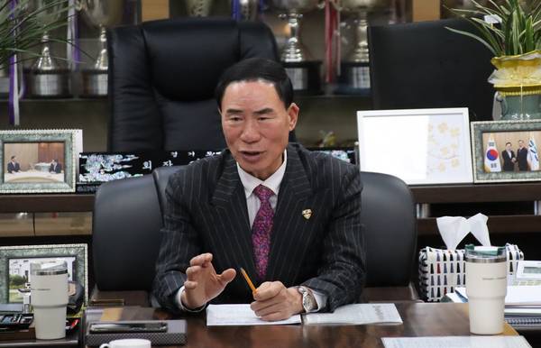 이원성 경기도체육회장이 지난 15일 경기도체육회관 회장실에서 열린 출입기자단과의 인터뷰에서 말하고 있다. 2026.1.15 /경기도체육회 제공