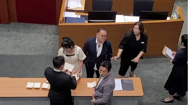 ▲ 2024년 6월 26일 성남시의회 본회의장에서 진행되고 있는 제9대 시의회 후반기 의장 선거 개표 모습. 더불어민주당 감표위원인 최종성·이군수 의원이 국민의힘 의원들이 기표소에서 핸드폰으로 사진을 찍는 등 선거 부정이 있다고 문제를 제기하고 있다. /김규식 기자 kgs@incheonilbo.com