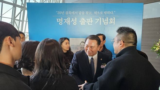 ▲ 17일 킨텍스 제2전시장에서 열린 명재성 도의원 출판기념회에서 명 의원이 방문객들에게 감사 인사를 하고 있다. /사진=독자제공