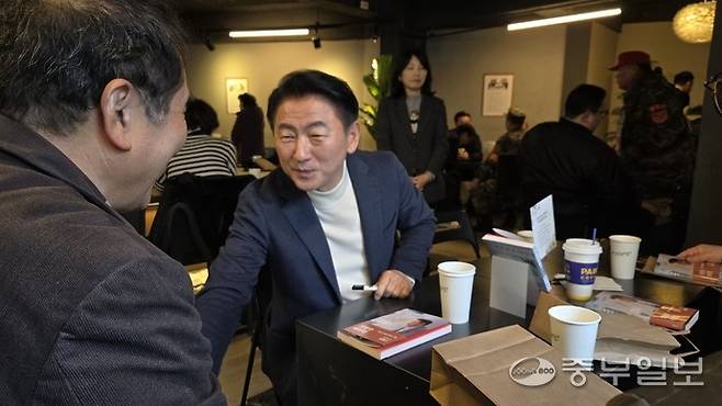 김동근 의정부시장이 17일 의정부역 인근 카페에서 출판기념회를 열고 시민들과 대화를 나누고 있다. 사진=박홍기 기자