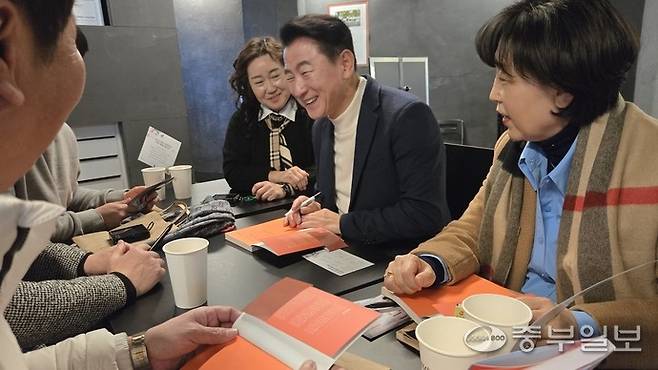 김동근 의정부시장이 17일 의정부역 인근 카페에서 출판기념회를 열고 시민들과 대화를 나누고 있다. 사진=박홍기 기자