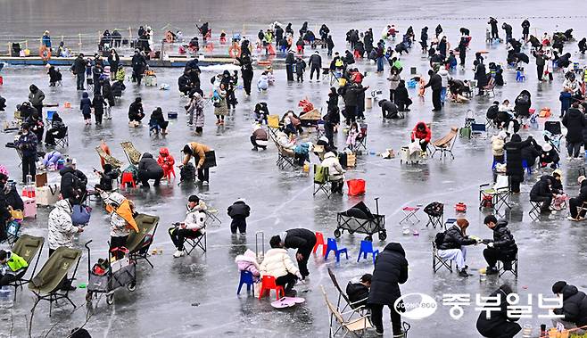 18일 오후 안성시 광혜원저수지 상류 일원에서 열린 웰컴투 동막골 안성빙어축제에서 시민들이 제각각 빙어 낚시를 즐기고 있다. 김경민기자