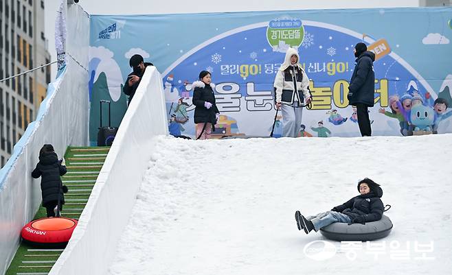 18일 오전 수원시 경기융합타운 내에 위치한 '경기도담뜰 겨울 눈밭 놀이터'를 찾은 시민들이 눈설매를 타고 있다. 임채운기자