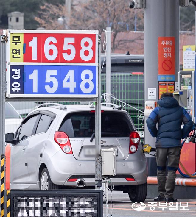 국내 기름값이 6주 연속으로 하락하며 1월 둘째 주 전국 주유소 휘발유 판매가가 리터당 1706.3원을 기록한 가운데 18일 오후 수원시 권선구 한 주유소에 유가 정보가 게시돼 있다. 임채운기자