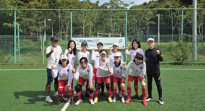 16일 오전 세종시 아름동 오가낭뜰근린공원 풋살장에서 '세종FC위민' 여성 축구 동호인들과 지도진이 파이팅을 외치고 있다. /사진=이은지 기자