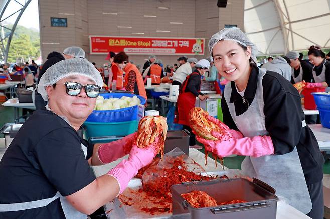 2025년 열린 괴산김장축제 김장담그기 체험 참가자들의 모습