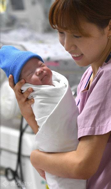 충남대병원 소아병동에서 간호사가 퇴원을 앞둔 신생아를 돌보고 있다. 이성희 기자 token77@
