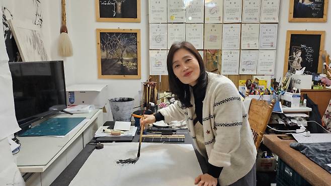 지난 17일 광주광역시 서구 풍암동에서 갤러리 카페 '오채'를 운영하며 문인화 작가로 활동 중인 조은희 작가가 남도일보와 인터뷰를 하고 있다. /박준호 기자 bjh@namdonews.com