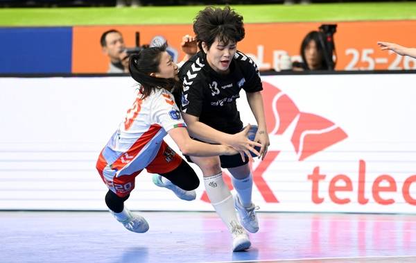 경남개발공사 이연송이 17일 광명시민체육관에서 열린 서울시청과의 경기에서 상대 선수와 볼 경합을 벌이고 있다. /한국핸드볼연맹