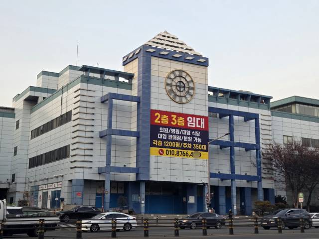 지난해 8월 문 닫은 홈플러스 내당점. "2, 3층 임대" 현수막이 붙어 있다. 정은빈 기자