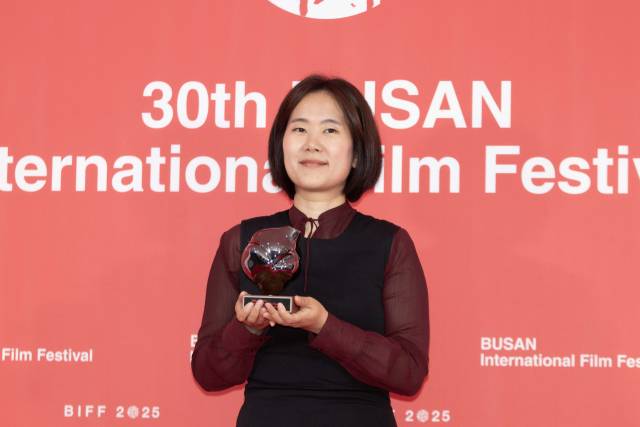 지난해 9월 26일 열린 제30회 부산국제영화제 폐막식에서 '지우러 가는 길'로 뉴 커런츠상을 받은 유재인 감독. 부산일보DB