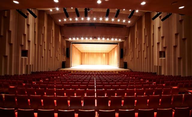 개관 38년 만에 전면적인 시설 개선 공사와 함께 휴관에 들어간 부산문화회관 대극장. 부산문화회관 제공