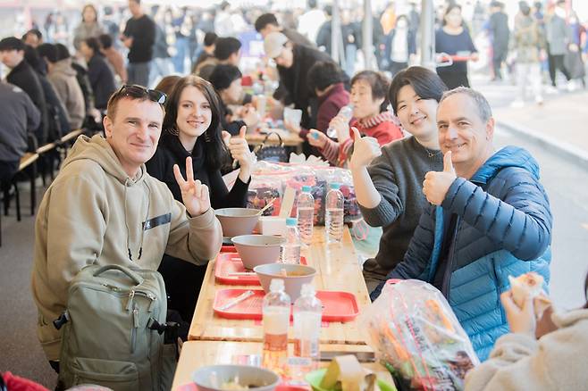 ▲ 지난해 구미 라면 축제장을 찾은 외국인들이 기념촬영을 하는 장면, 경북도 제공