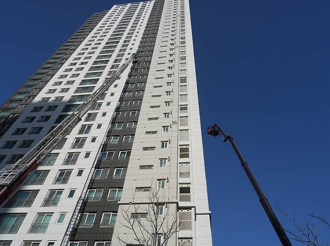 ▲ 경산소방서는 16일, 중산동 펜타힐즈더샵1차 아파트에서 소방서장 주관의 현장 지도점검 및 관계인 합동 소방훈련을 실시했다. 경산소방서.