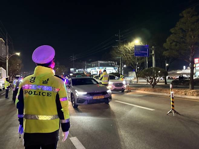▲ 경산경찰서는 16일, 지역 내 대표적 유흥 밀집 지역인 옥산2지구와 오렌지 골목 등 취약지역을 중심으로 '특별 합동 음주단속'을 전개했다. 경산경찰서.