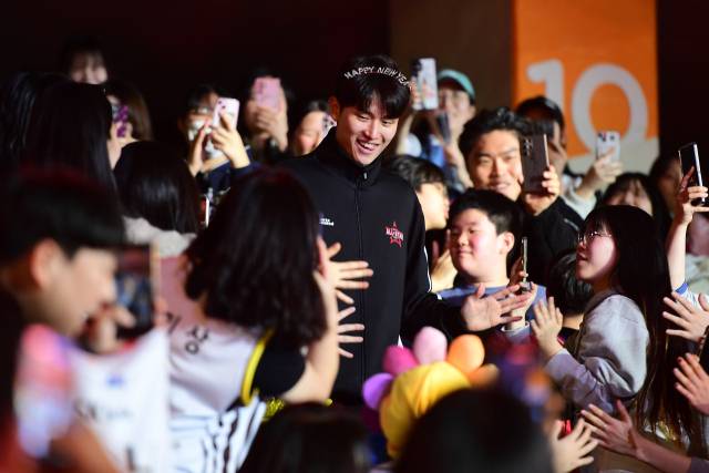 팬들에 둘러 싸여 있는 양준석./KBL/