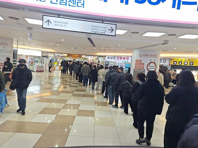 17일 오후 대구 중구 반월당 지하 상가의 한 로또 판매점 앞에 시민들이 길게 줄을 서 있다. 강승규 기자