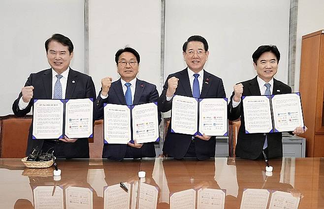 지난 14일 국회 본관에서 열린 광주전남 행정통합 관련 시도지사·교육감 간담회에서 이정선 광주시교육감(왼쪽부터), 강기정 광주시장, 김영록 전남지사, 김대중 전남도교육감이 기념촬영을 하고 있다..광주시 제공