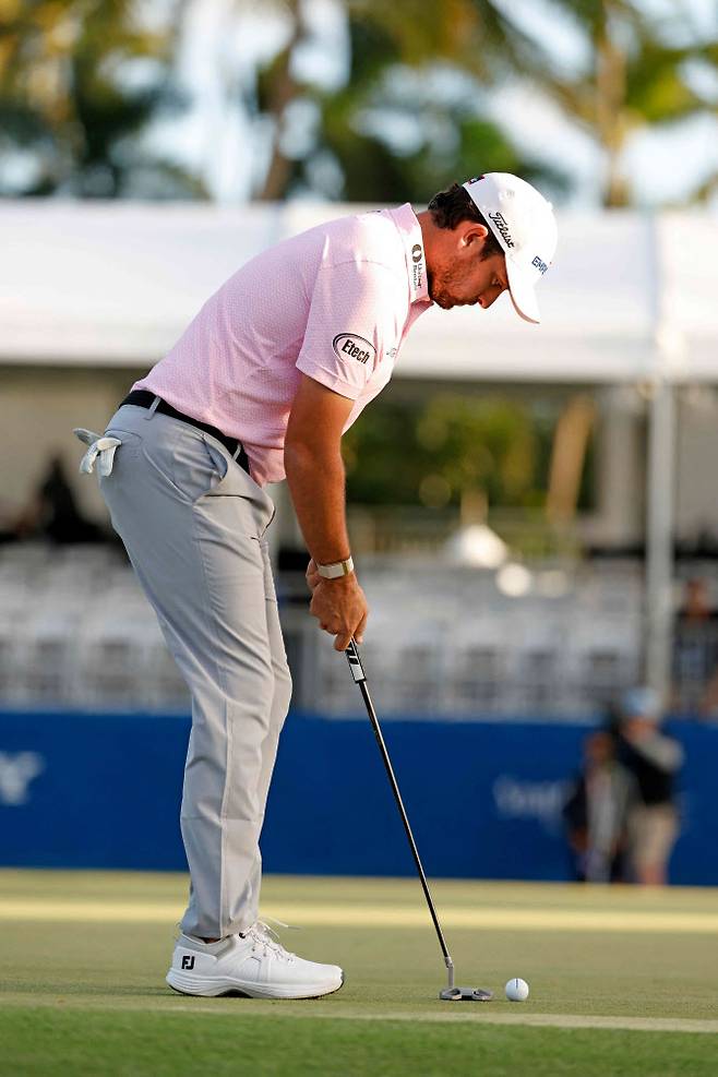 데이비스 라일이가 PGA 투어 소니 오픈 3라운드 18번홀에서 퍼트하고 있다. (사진=AFPBBNews)