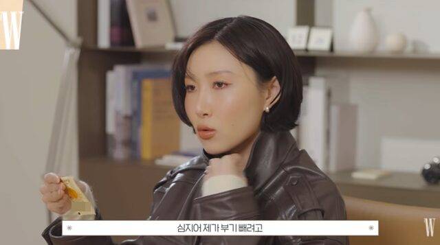 호박팥차를 애용하는 화사는 부기 없이 날렵한 턱선을 자랑한다. 사진=W코리아 유튜브 채널