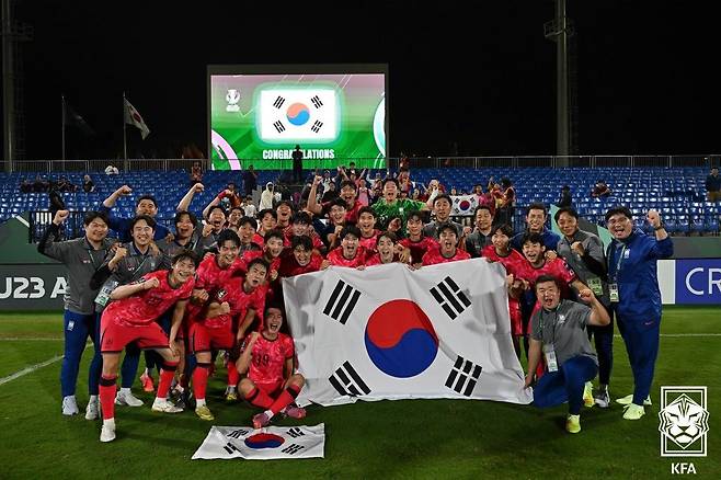 호주를 꺾은 뒤 태극기를 들고 기뻐하는 한국 U23 축구대표팀(대한축구협회 제공)