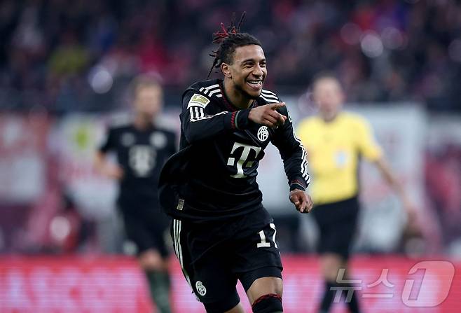 바이에른 뮌헨의 마이클 올리세는 18일(한국시간) 독일 라이프치히에서 열린 2025-26 독일 분데스리가 라이프치히전에서 1골 3도움을 기록하며 팀의 5-1 대승을 견인했다. ⓒ AFP=뉴스1