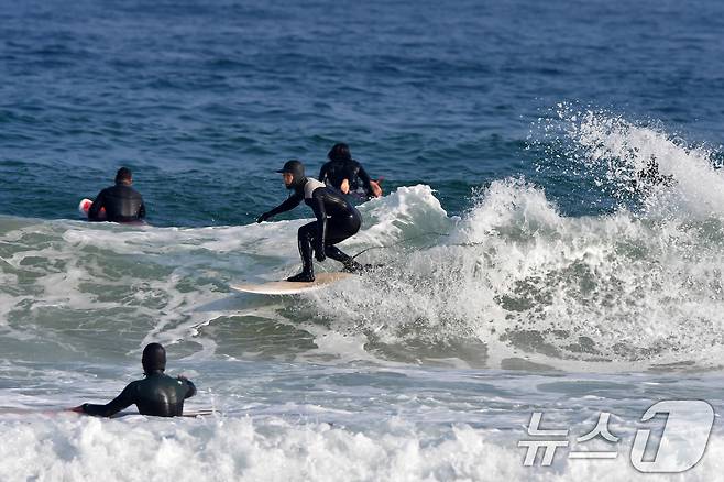 18일 경북 포항시 북구 흥해읍 용한리 해수욕장에서 서퍼들이 겨울 파도를 가르고 있다. 2026.1.18/뉴스1 ⓒ News1 최창호 기자