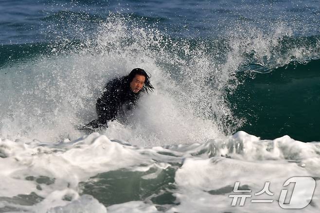 18일 경북 포항시 북구 흥해읍 용한리 해수욕장에서 서퍼가 겨울 파도와 한판 대결을 펼치고 있다. 2026.1.18/뉴스1 ⓒ News1 최창호 기자